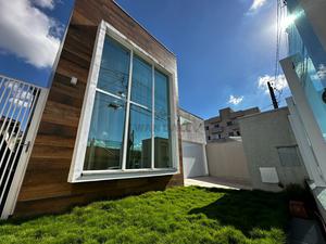 Linda Casa com pé direito Duplo no Bairro Afonso Pena