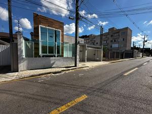 Linda Casa com pé direito Duplo no Bairro Afonso Pena