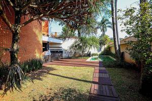Casa para comprar com 3 suítes, 8 vagas, 480m², privacidade, Jardim Guedala - São Paulo